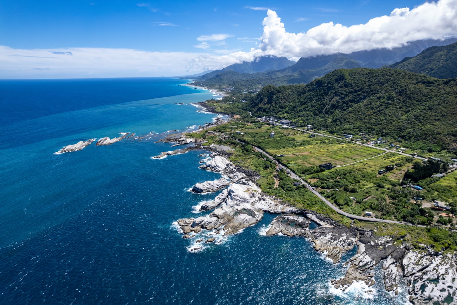 石梯坪海岸的白色岩礁與湛藍海景｜2022/08 花東五日