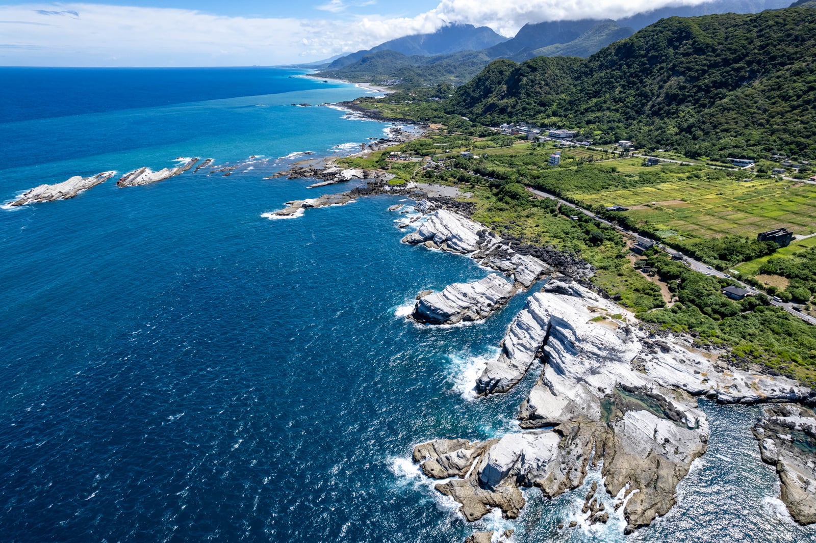 石梯坪壯闊的白色岩岸與湛藍海岸線｜2022/08 花東五日