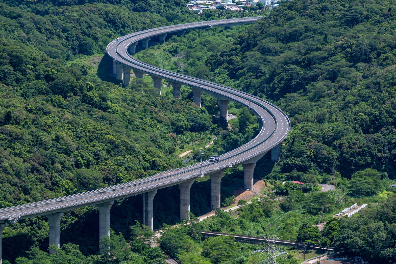 藏橋於林，俯瞰蜿蜒的南迴公路高架橋｜2022/08 花東五日