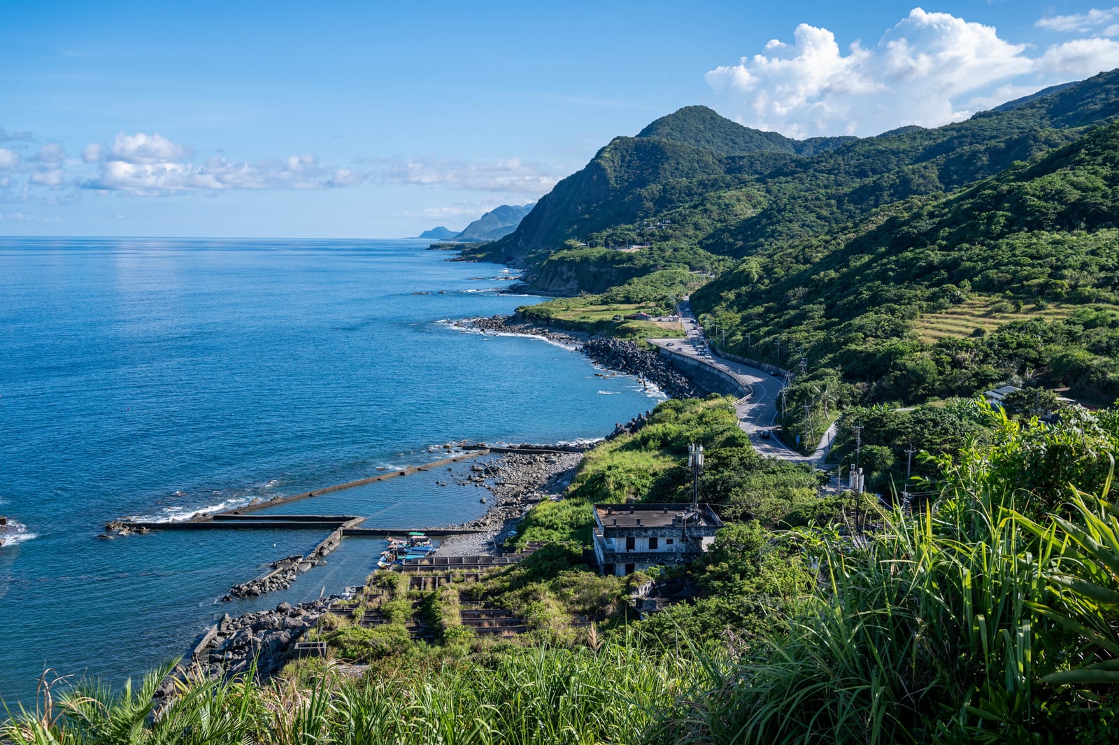 大石鼻山俯瞰蔚藍海岸線｜2022/08 花東五日