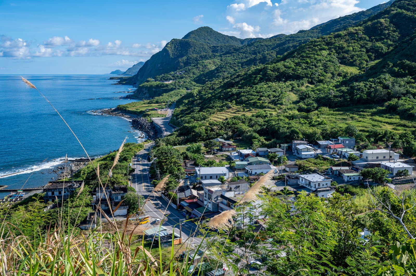 俯瞰大石鼻山步道下的海岸公路與聚落｜2022/08 花東五日