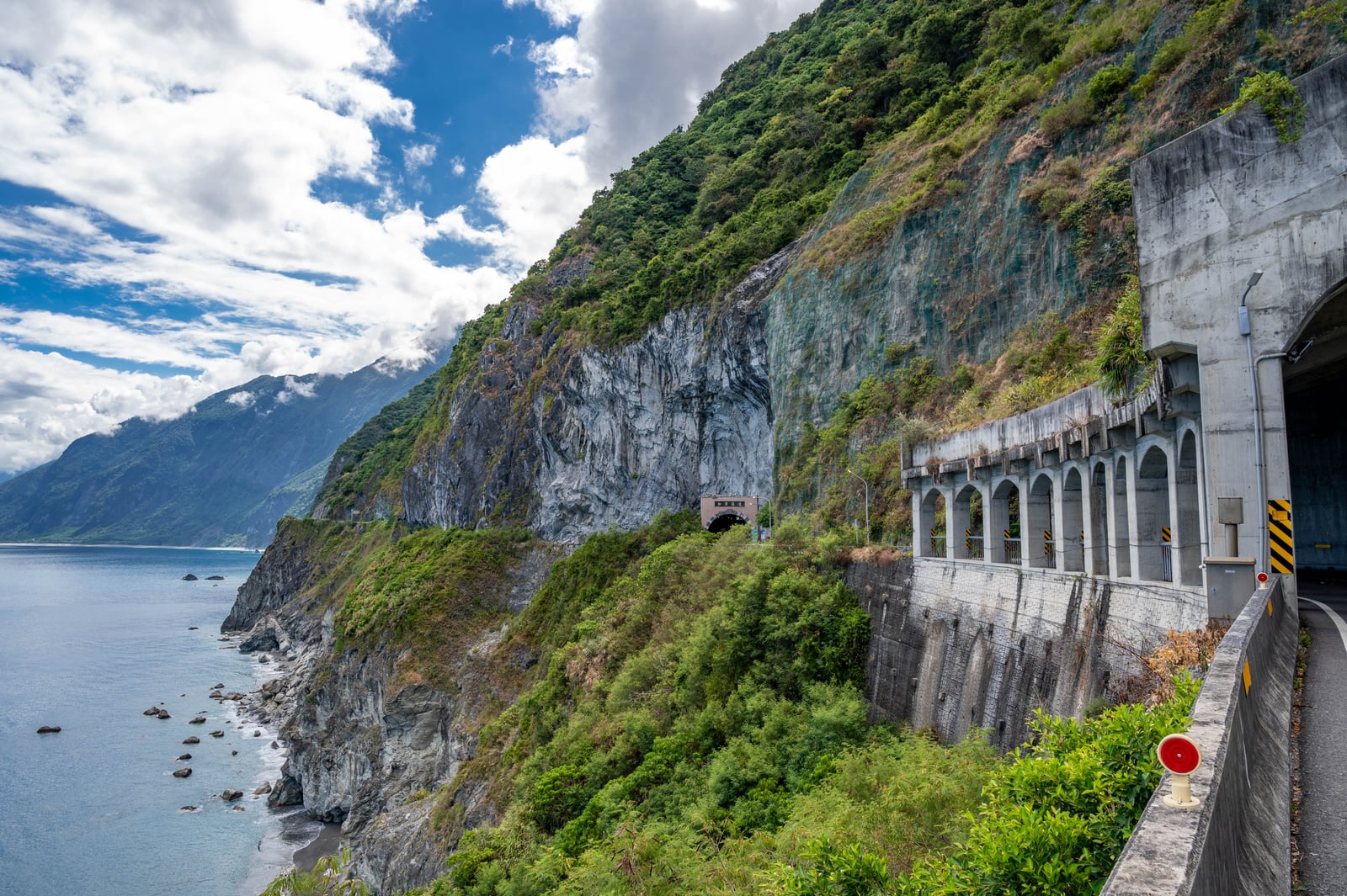 和清隧道旁的壯闊斷崖海岸線｜2022/08 花東五日