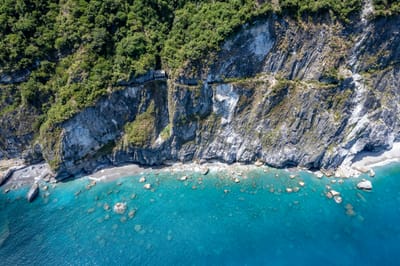俯瞰十三號隧道與清水斷崖絕美海景