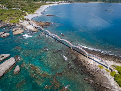 俯瞰三仙台跨海八拱橋與湛藍海岸｜2022/08 花東五日
