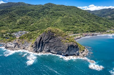 俯瞰豐濱鱷魚島的壯麗海岸線