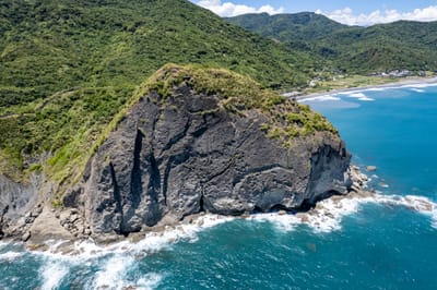 豐濱龜山島嶼般的海岸巨岩