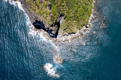 俯瞰豐濱龜山海岸的湛藍浪花