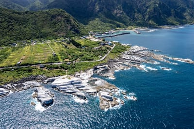 石梯坪海岸的白色岩礁與湛藍海景