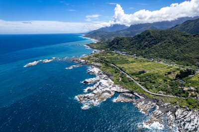 石梯坪海岸的白色岩礁與湛藍海景