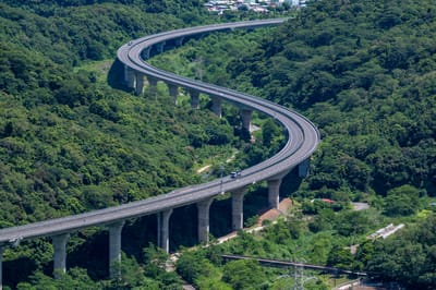 藏橋於林，俯瞰蜿蜒的南迴公路高架橋｜2022/08 花東五日