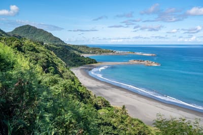 金樽遊憩區的蔚藍海岸線｜2022/08 花東五日