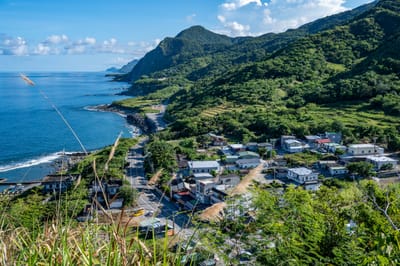 俯瞰大石鼻山步道下的海岸公路與聚落
