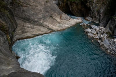 白楊步道峽谷中的碧藍溪水