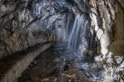 白楊步道水簾洞的傾瀉泉水
