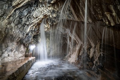 白楊步道水簾洞的沁涼水幕