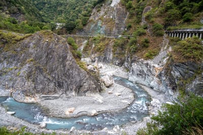 白楊步道旁的峽谷溪流景致