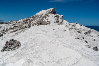 豐濱單面山獨特的白色岩層地貌