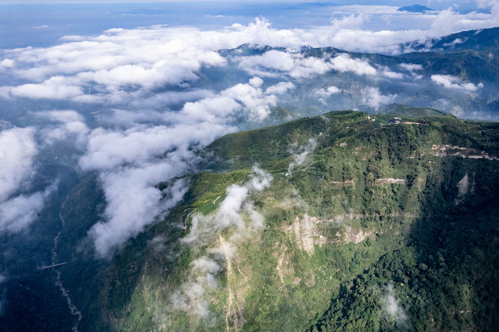 雲嶺之丘高空俯瞰層疊山巒與雲海｜2022/11 古坑草嶺