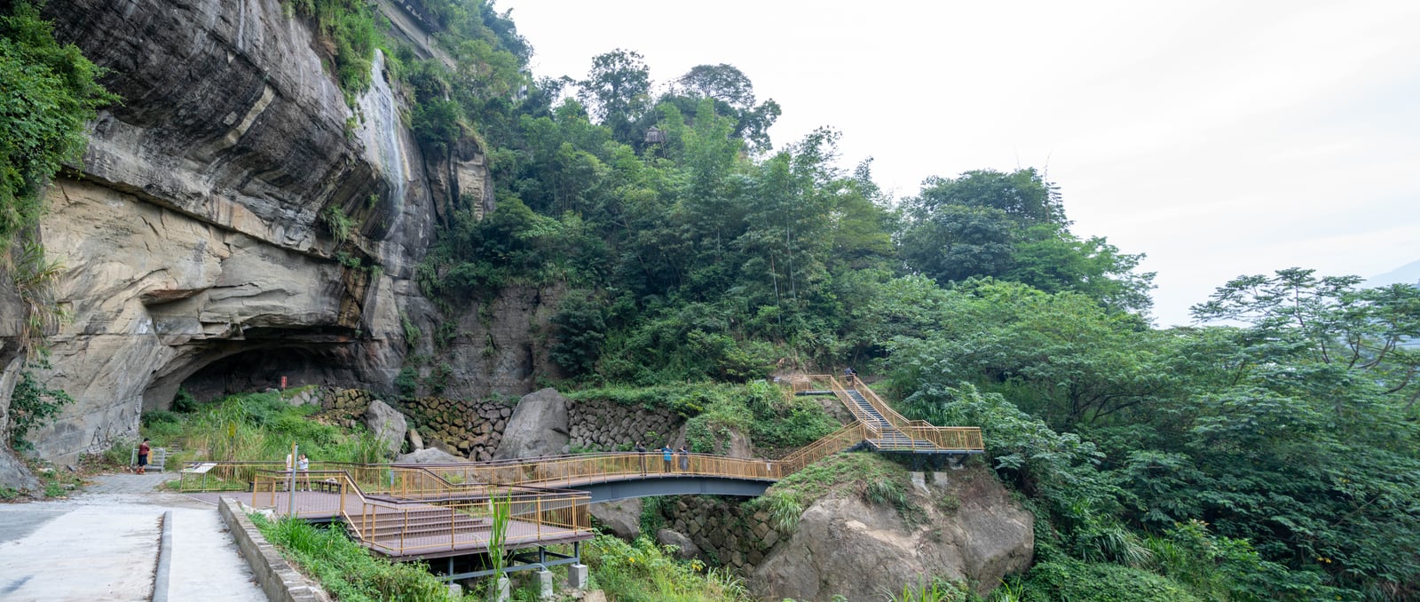 青蛙石水濂洞上方的懸崖步道與山林景觀｜2022/11 古坑草嶺