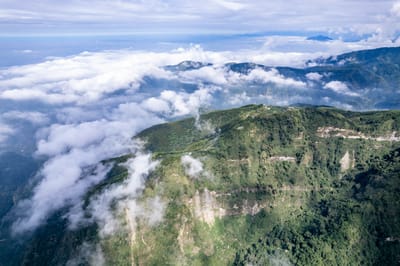 雲嶺之丘高空俯瞰層疊山巒與雲海