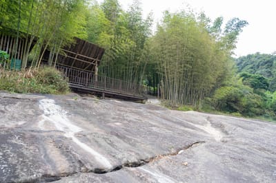 石壁仙谷廣闊的岩床與竹林木棧道｜2022/11 古坑草嶺