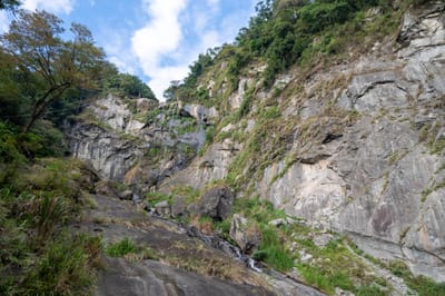 蓬萊吊橋旁的壯麗岩壁與山谷溪流｜2022/11 古坑草嶺