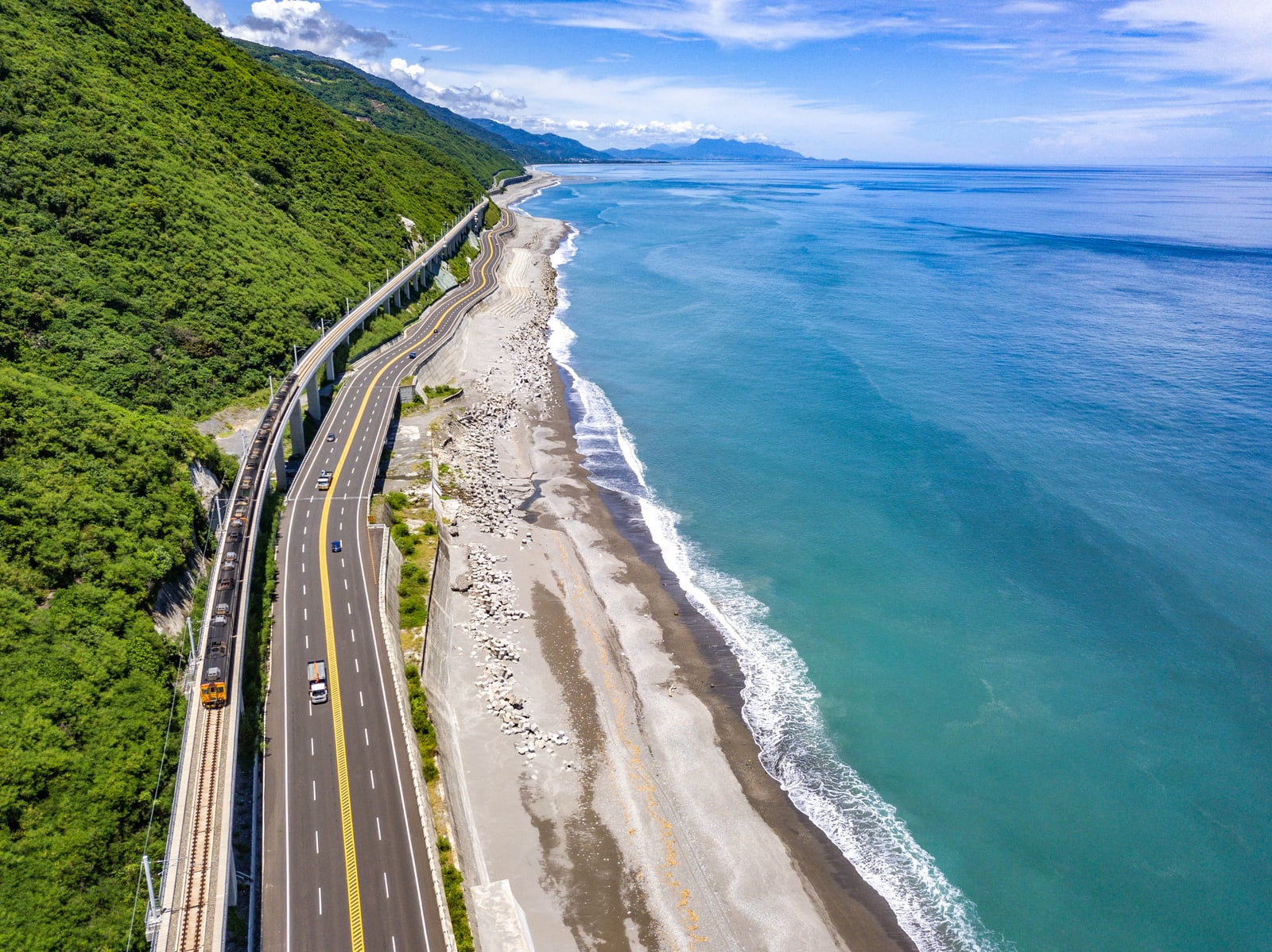 太麻里海岸線上的火車與公路並行｜2022-2024 南迴台9線