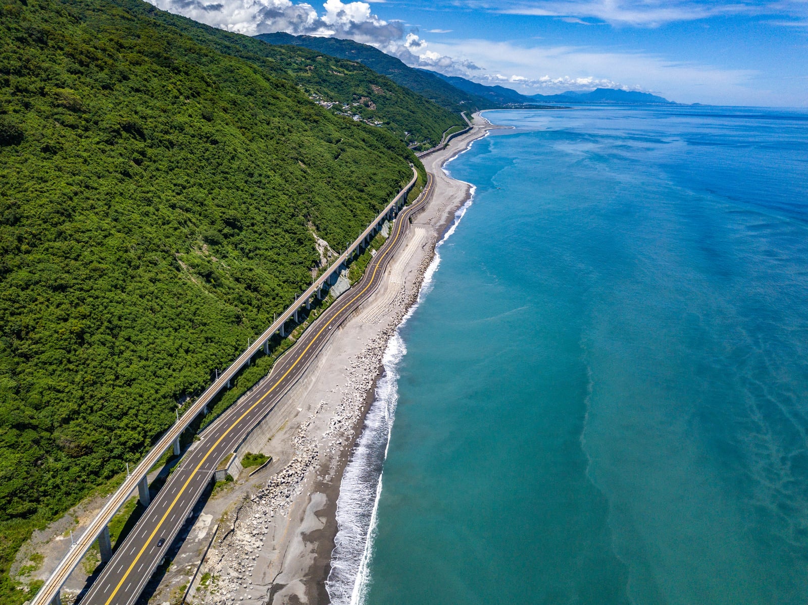 太麻里海岸線的碧海藍天與公路延伸｜2022-2024 南迴台9線