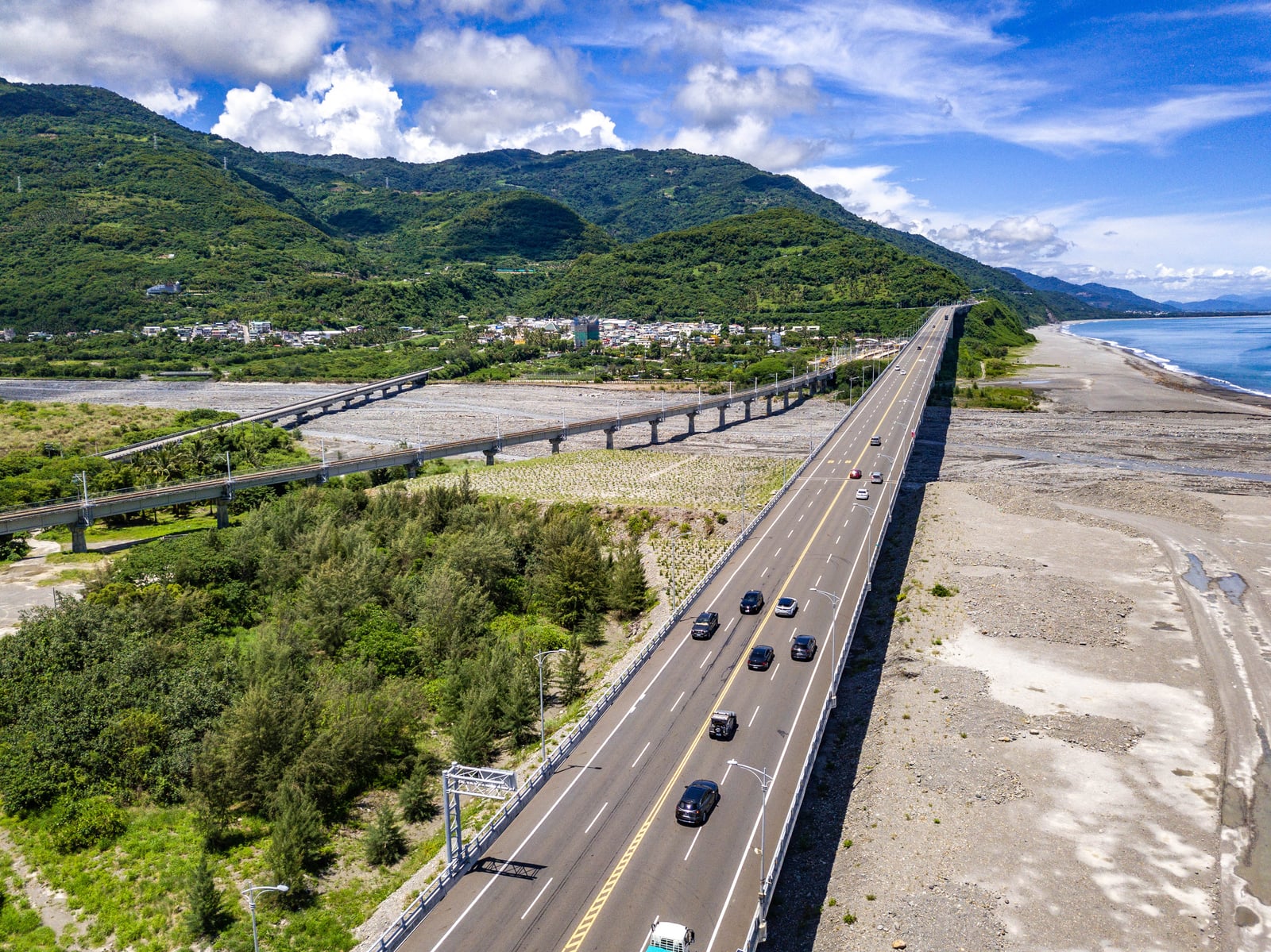 太麻里海岸邊的筆直高架公路｜2022-2024 南迴台9線