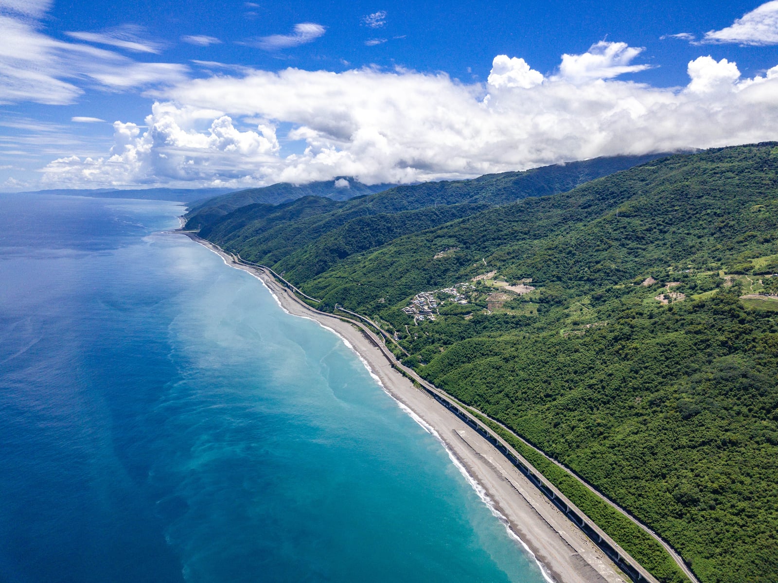 太麻里海岸線的碧海藍天與翠綠山巒｜2022-2024 南迴台9線