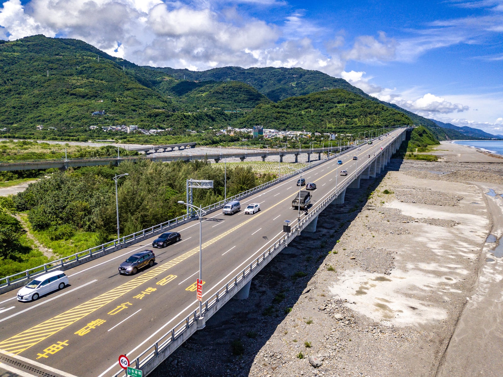 太麻里海岸邊的長橋公路景觀｜2022-2024 南迴台9線