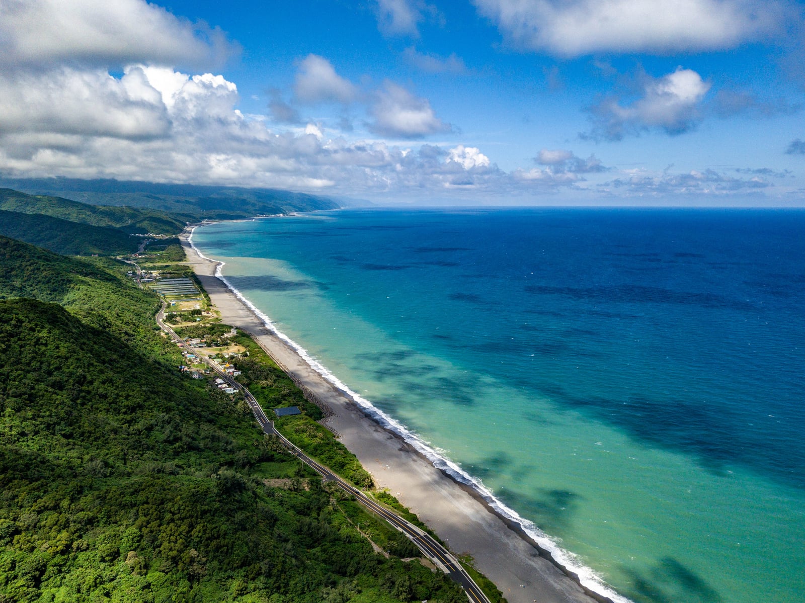 南田海岸的湛藍漸層與蜿蜒公路｜2022-2024 南迴台9線