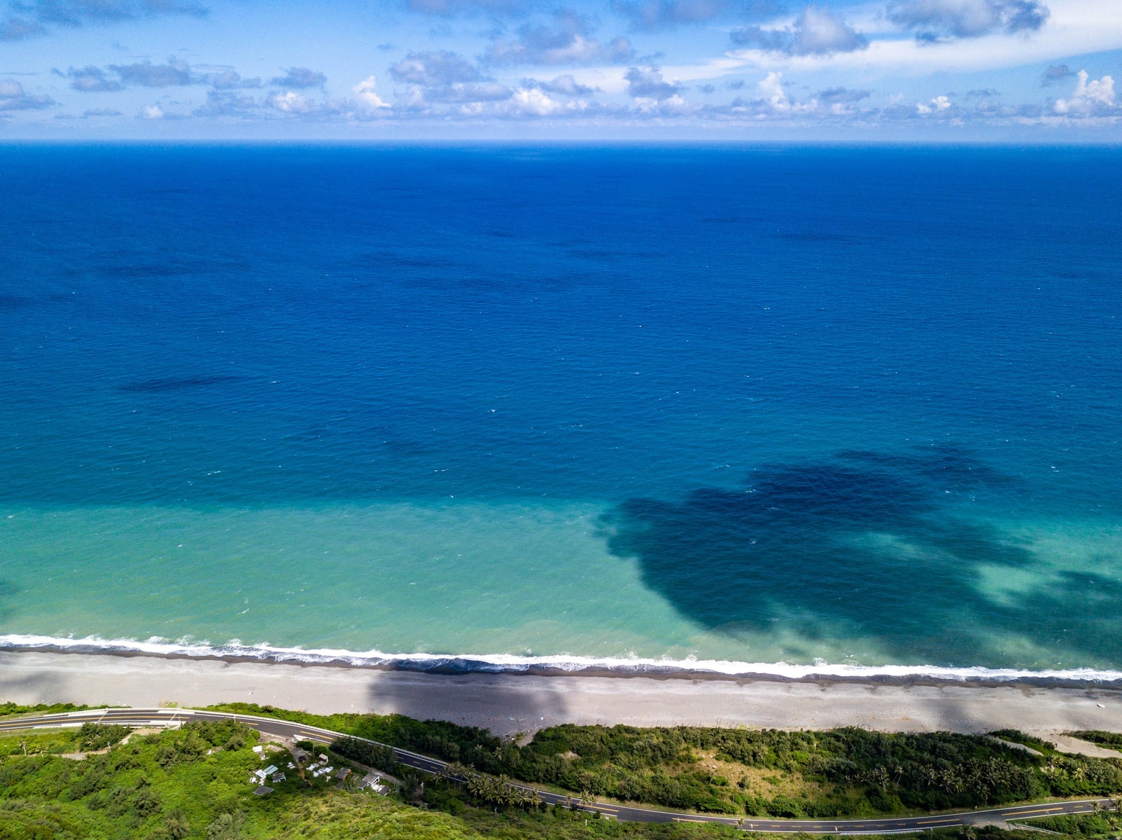 南田海岸的湛藍漸層與雲影｜2022-2024 南迴台9線