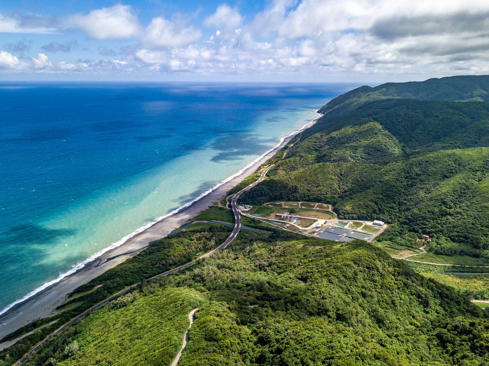 南田海岸線的湛藍海景與翠綠山巒｜2022-2024 南迴台9線