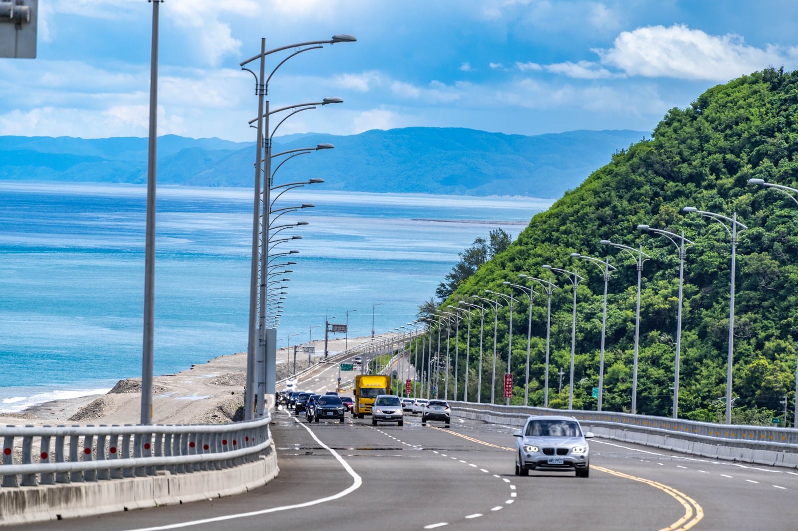 金崙大橋上的蔚藍海景與車流｜2022-2024 南迴台9線