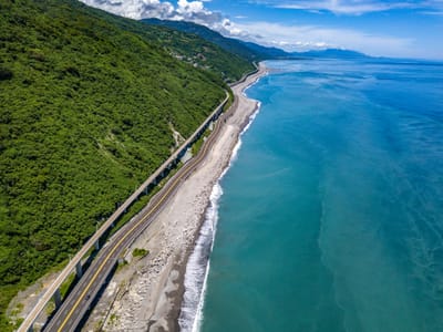 太麻里海岸線的碧海藍天與公路延伸