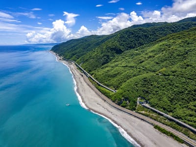 多良車站旁的蔚藍海岸與山海絕景