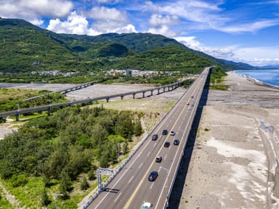 太麻里海岸邊的筆直高架公路｜2022-2024 南迴台9線