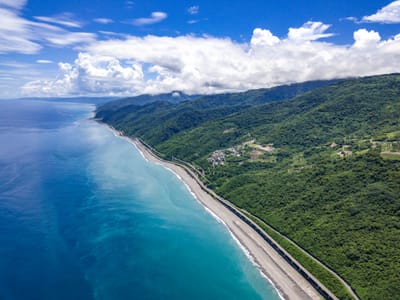 太麻里海岸線的碧海藍天與翠綠山巒