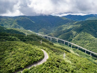 藏橋於林，蜿蜒於山谷間的壯闊高架橋
