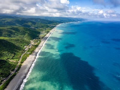 南田石秘境的湛藍海岸線與翠綠山巒