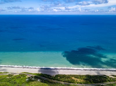 南田海岸的湛藍漸層與雲影｜2022-2024 南迴台9線