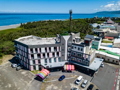 大武海濱的現代建築與蔚藍海岸線