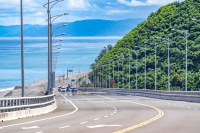 金崙大橋：依山傍海的絕美公路