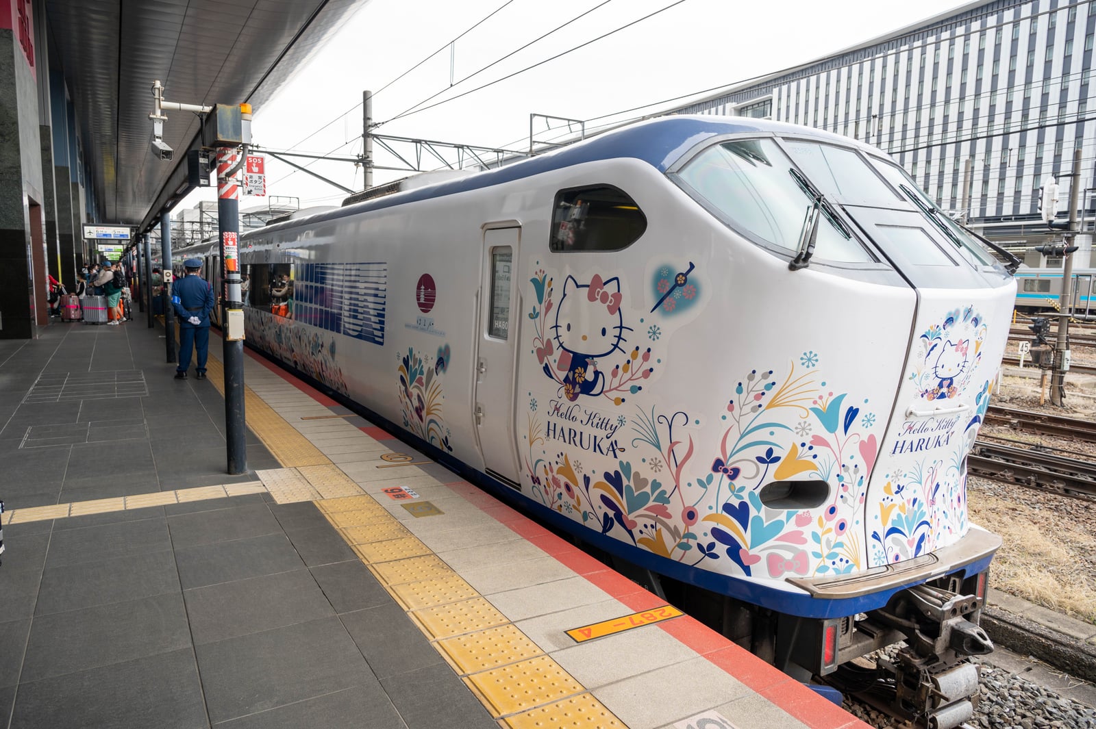 停靠月台的 Hello Kitty 彩繪列車｜2023/04 關西賞櫻/環球影城