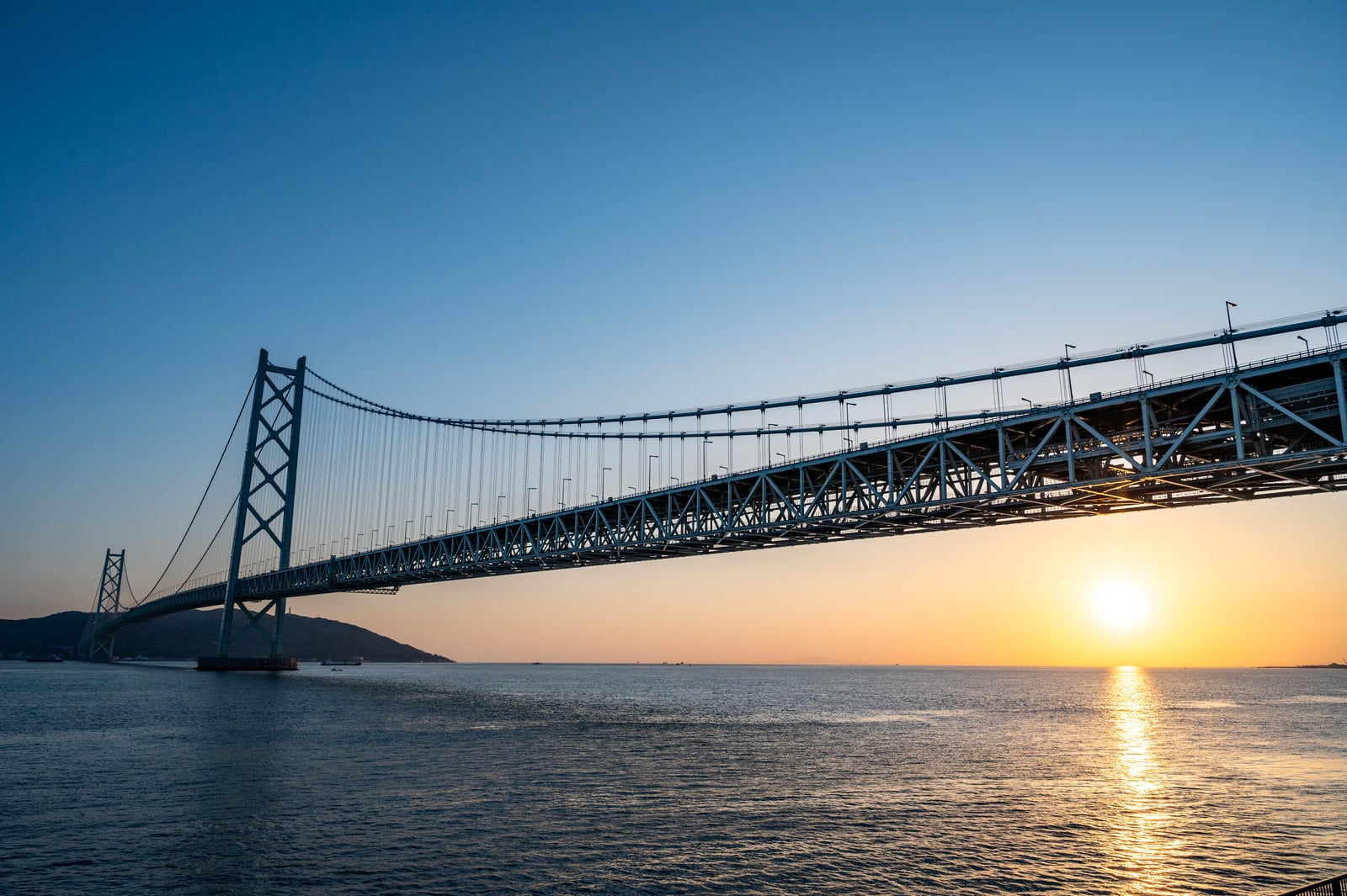 夕陽餘暉下的明石海峽大橋｜2023/04 關西賞櫻/環球影城