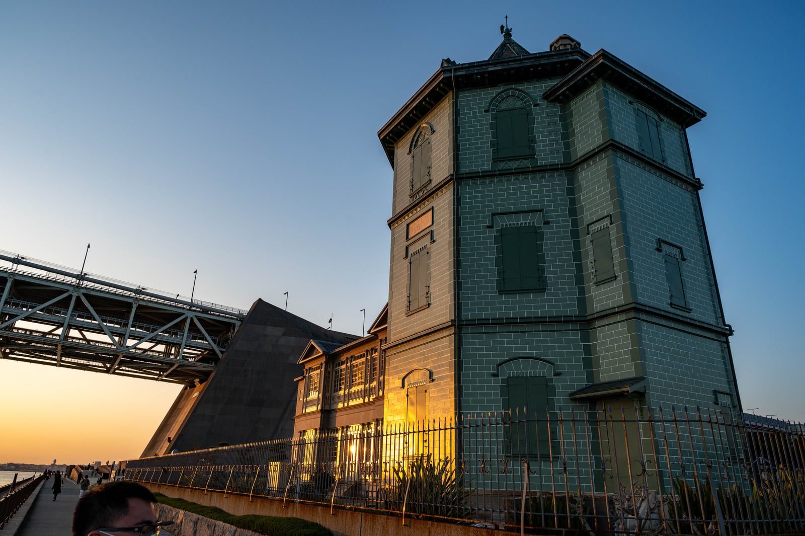 夕陽餘暉下的旧呉錦堂別邸與明石海峽大橋｜2023/04 關西賞櫻/環球影城