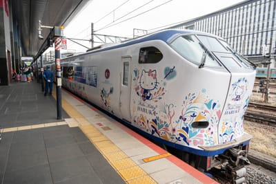 停靠月台的 Hello Kitty 彩繪列車