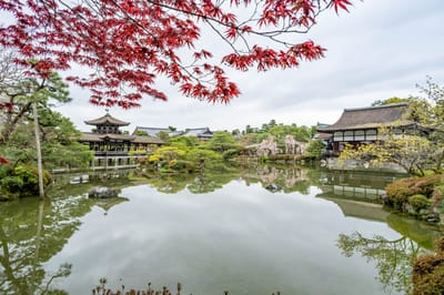 貴賓館尚美館的池畔春色與倒影