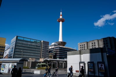 藍天下的京都市塔地標｜2023/04 關西賞櫻/環球影城